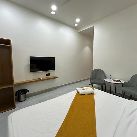 Hotel Sky Way Inn Hisār Buitenkant foto