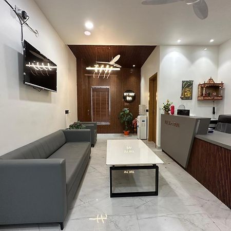 Hotel Sky Way Inn Hisār Buitenkant foto