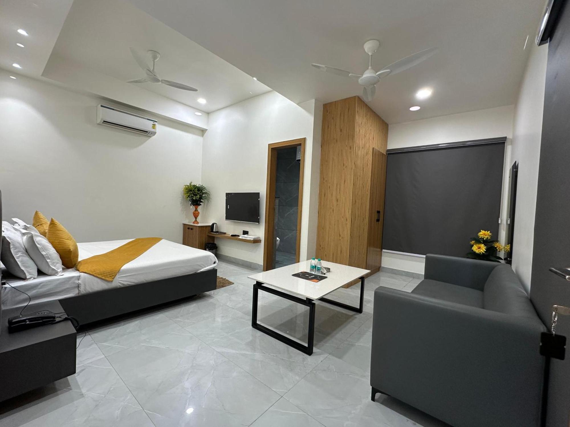 Hotel Sky Way Inn Hisār Buitenkant foto