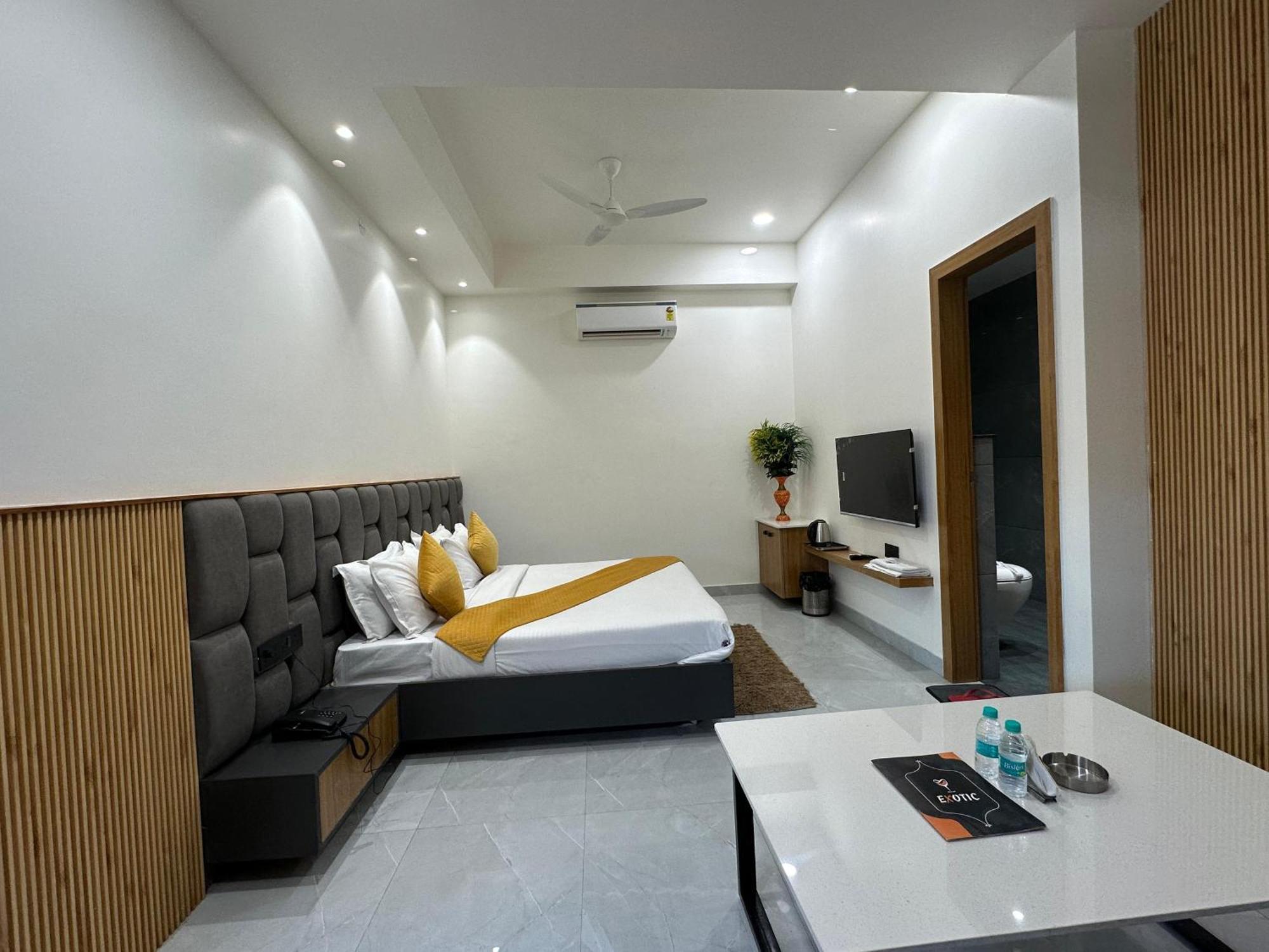 Hotel Sky Way Inn Hisār Buitenkant foto