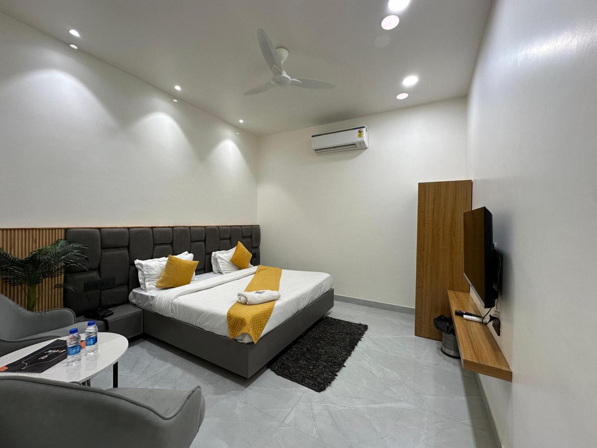 Hotel Sky Way Inn Hisār Buitenkant foto