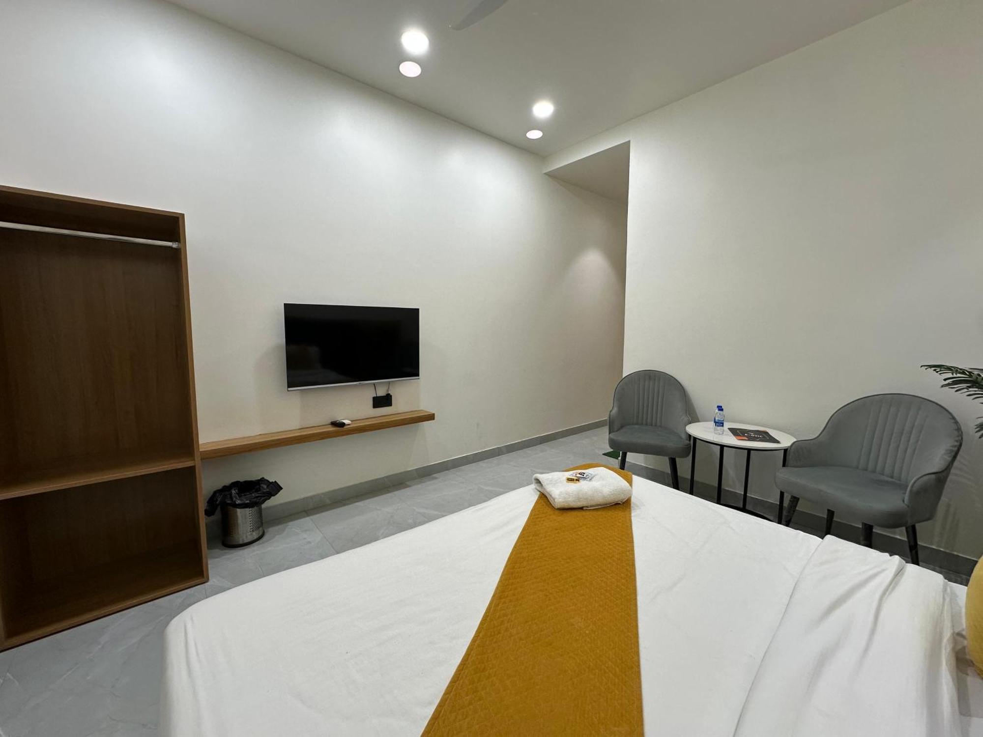Hotel Sky Way Inn Hisār Buitenkant foto